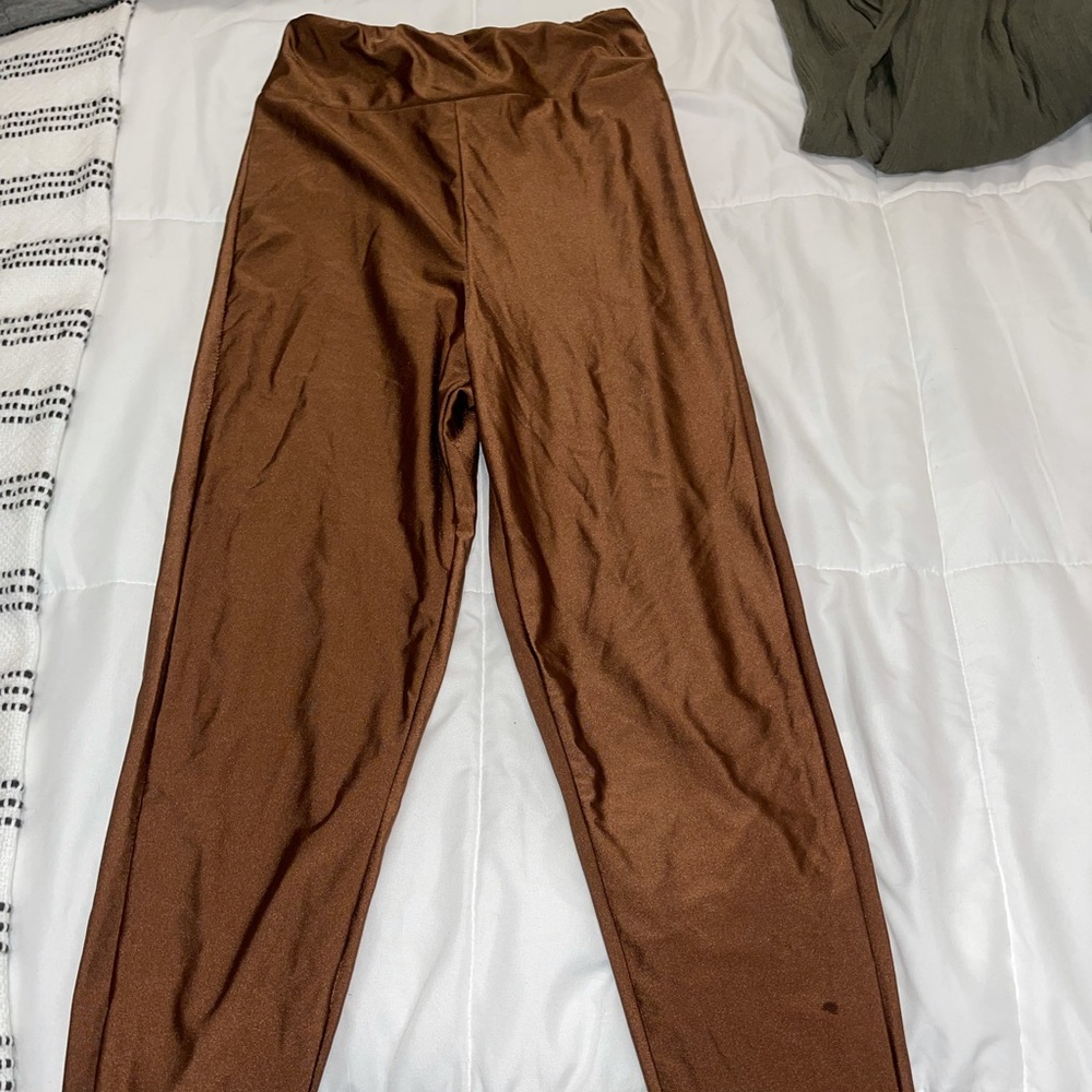 Pretty Little Thing high waisted shiny leggings. Size US 2.